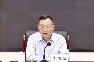 他绝对也在等！贝林厄姆赛后主动找球迷要来了GTA海报旗子？